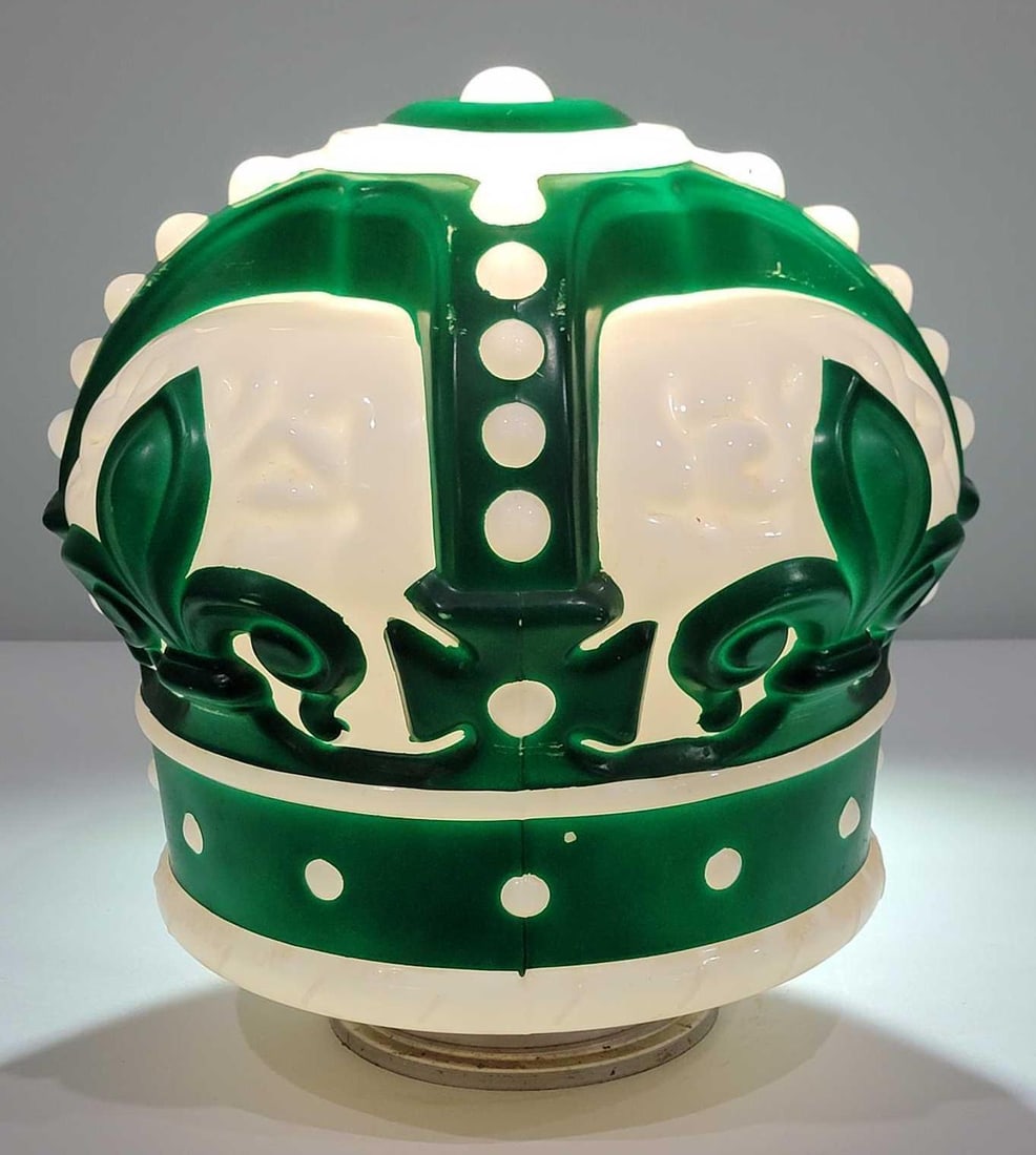 Original Standard Oil Green OPC Crown Globe (TAC): rated 9, 16"T., This OPC (one-piece cast) milk glass crown with screw base and metal collar is in very good condition with excellent paint. Globe has light wear. TAC #025602