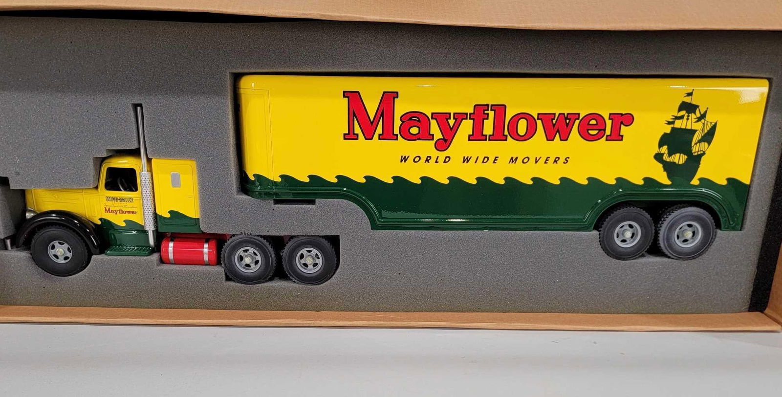 Fred Thompson Smith-Miller "L" Mack Mayflower Semi & Van Trailer NIB (1 of 3)