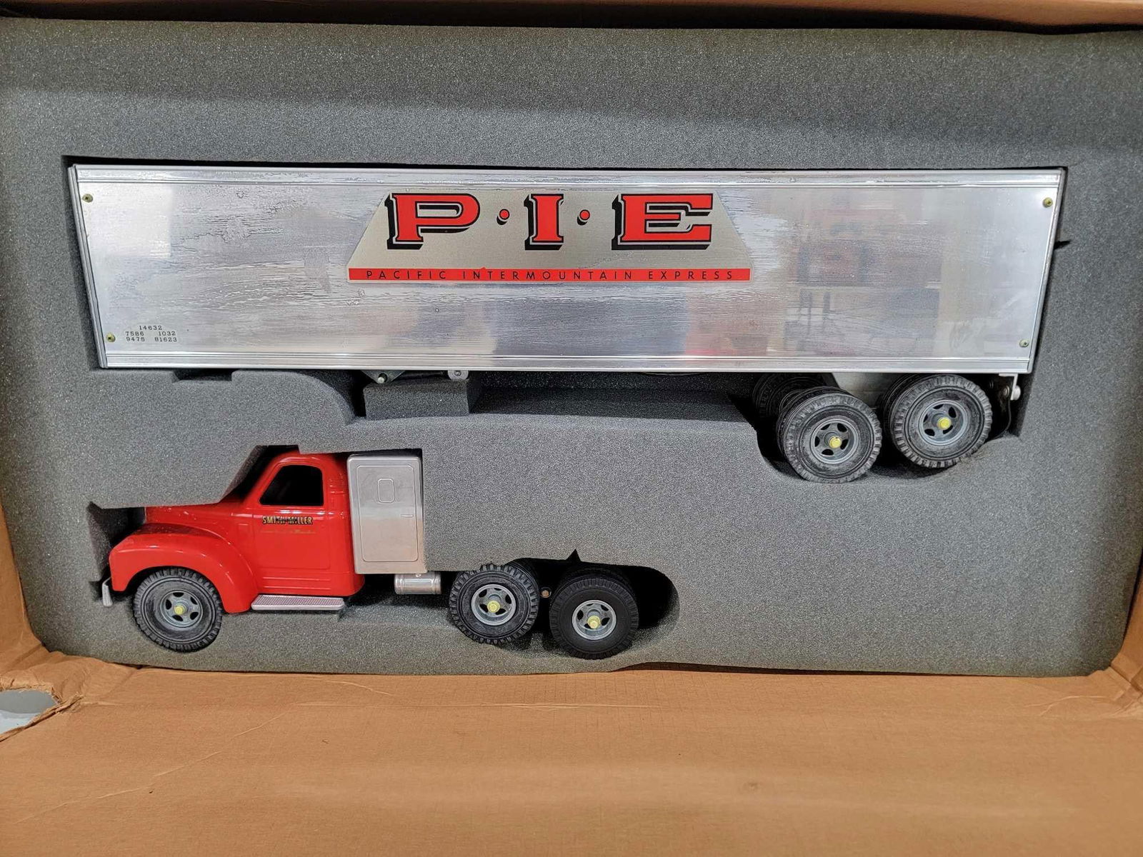 Fred Thompson Smith-Miller "B" Mack P-I-E Semi w/Sleeper & Van Trailer NIB (1 of 3)