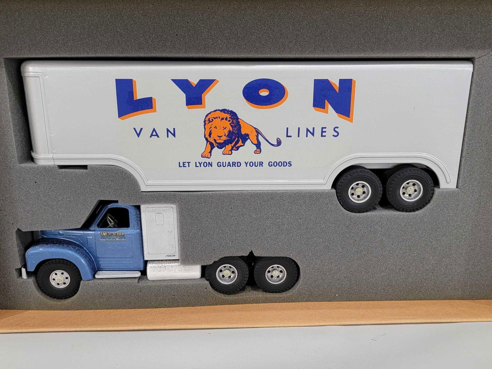 Fred Thompson Smith-Miller "B" Mack Lyon Van Lines Semi & Trailer NIB (1 of 3)
