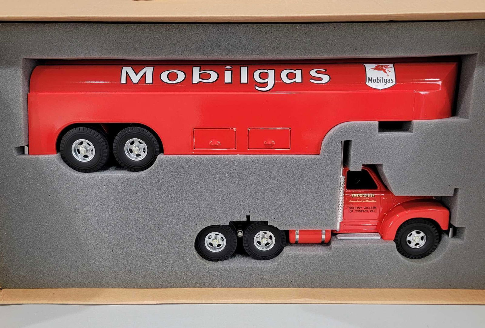 Fred Thompson Smith-Miller "B" Mack Semi & Tanker Mobilgas NIB (1 of 3)