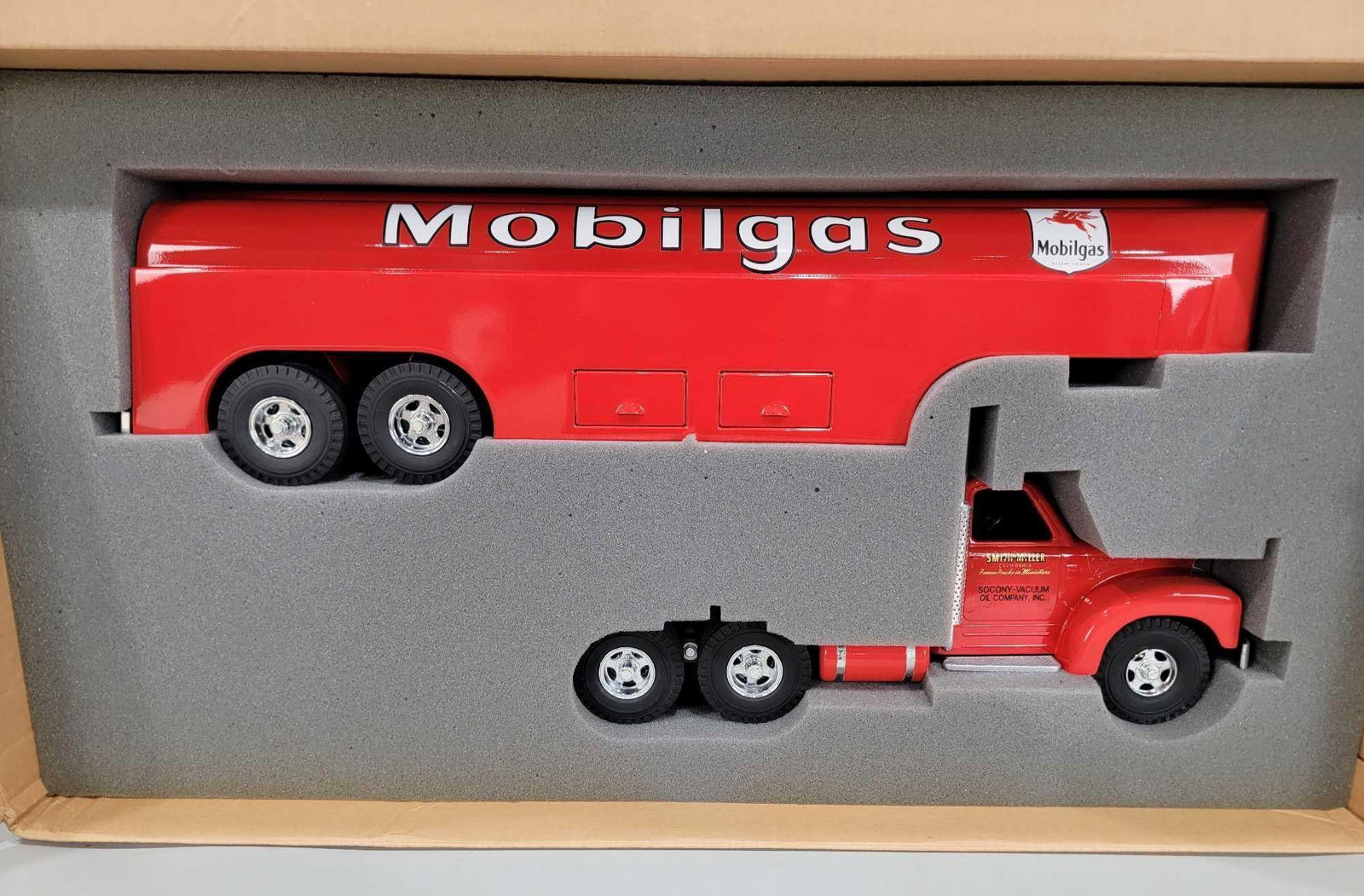 Fred Thompson Smith-Miller "B" Mack Semi & Mobilgas Tanker NIB (1 of 3)