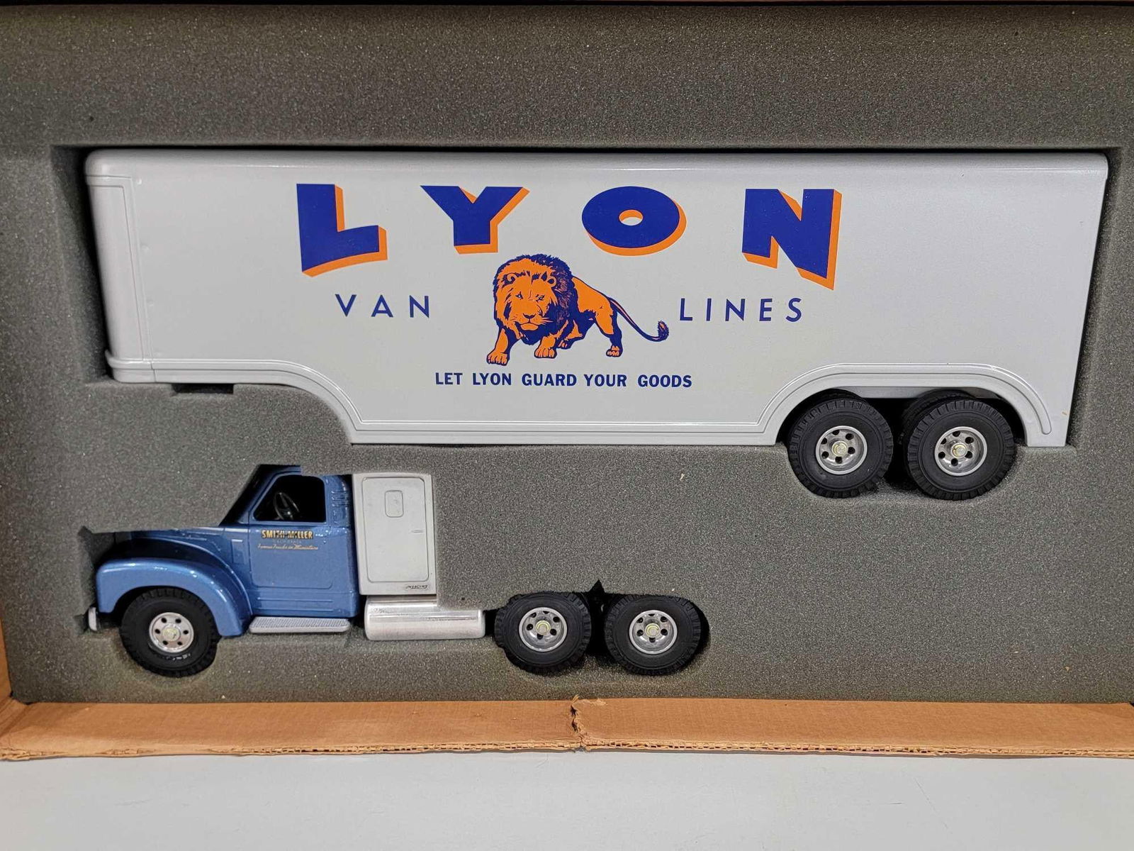 Fred Thompson Smith-Miller "B" Mack Lyon Semi & Van Trailer NIB (1 of 3)