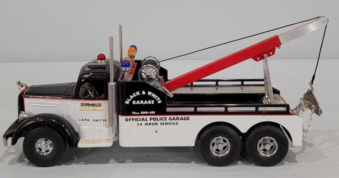 Fred Thompson Smith-Miller Black & White Garage Wrecker: rated 9, 23"L., the wrecker is in good condition is dust stained.