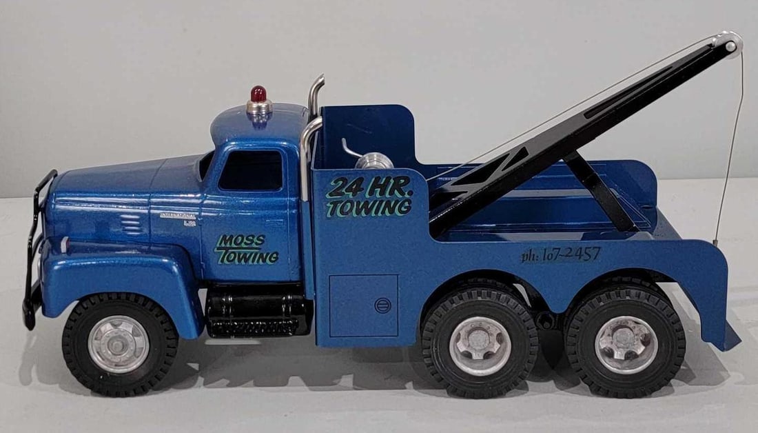 Cottonwood Acres IH R-190 Moss Towing Wrecker NIB: rated 9.5, 16"L., the toy is in excellent condition, box has staining and water damage, no inserts.