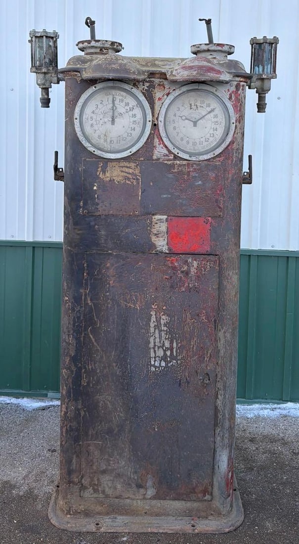 1930 Gilbert & Barker Model #105 "Dual X" Clock Face Gas Pump (1 of 15)