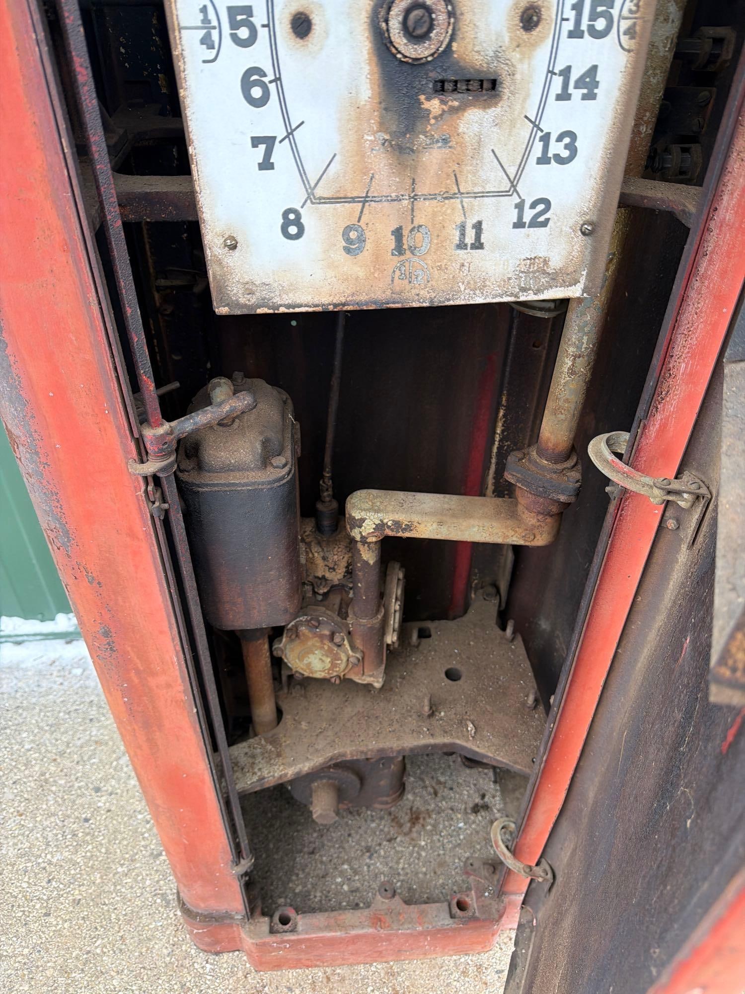 Wayne Model #876 Clock Face Gas Pump - 10