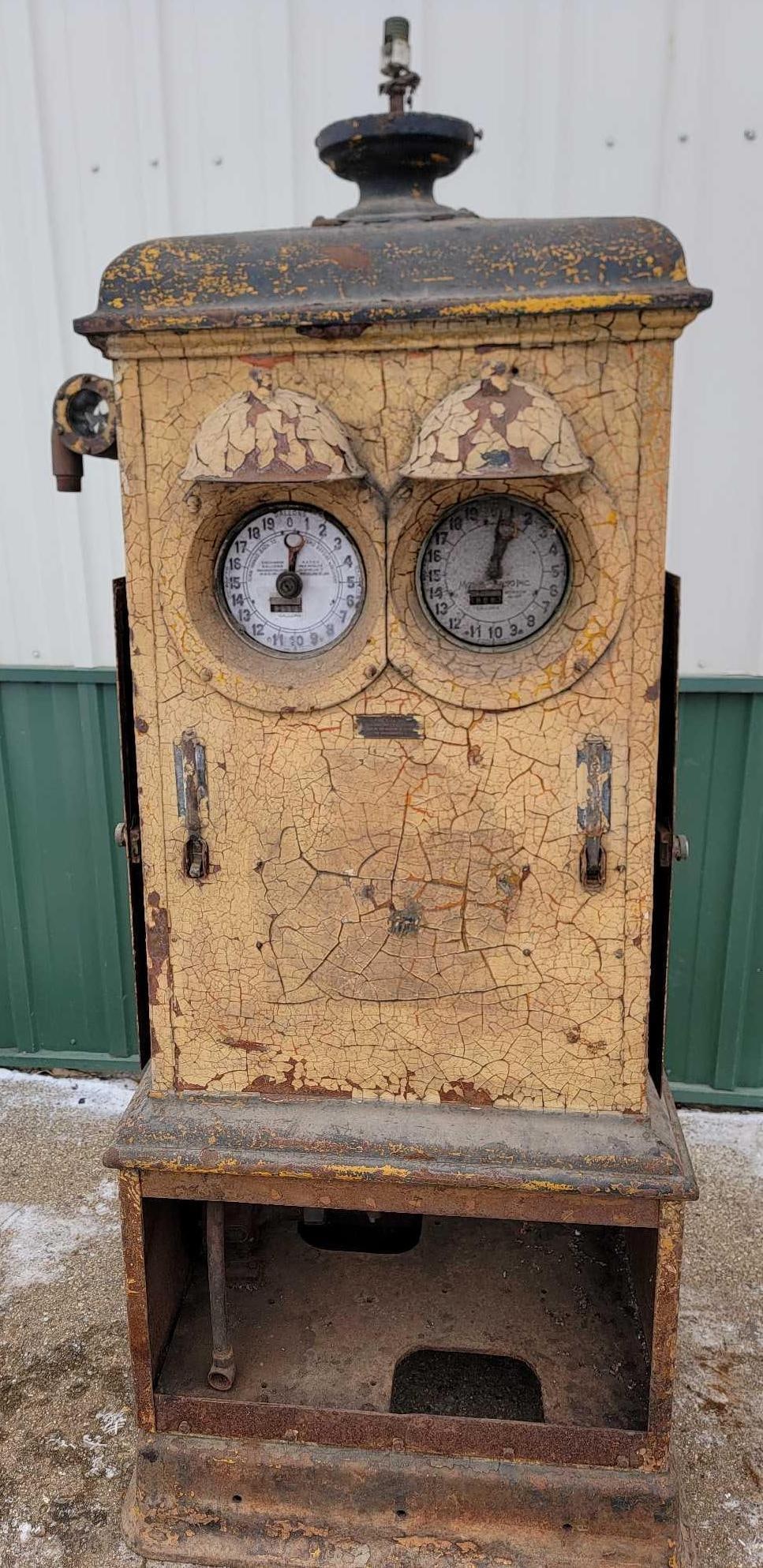 Rare Moore & Kling Model D29 Twin Clock Face Gas Pump (1 of 14)
