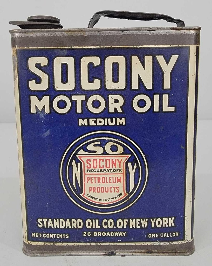 Socony Motor Oil One-Gallon Flat Metal Can: rated 8.5, the one-gallon flat metal can has good color, has light wear and soiling, is empty, has lid and spout.