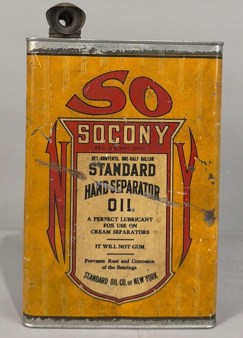 Socony Standard Hand Separator Oil Half-Gallon Flat Metal Can: rated 7 is empty, has wear and scratches.