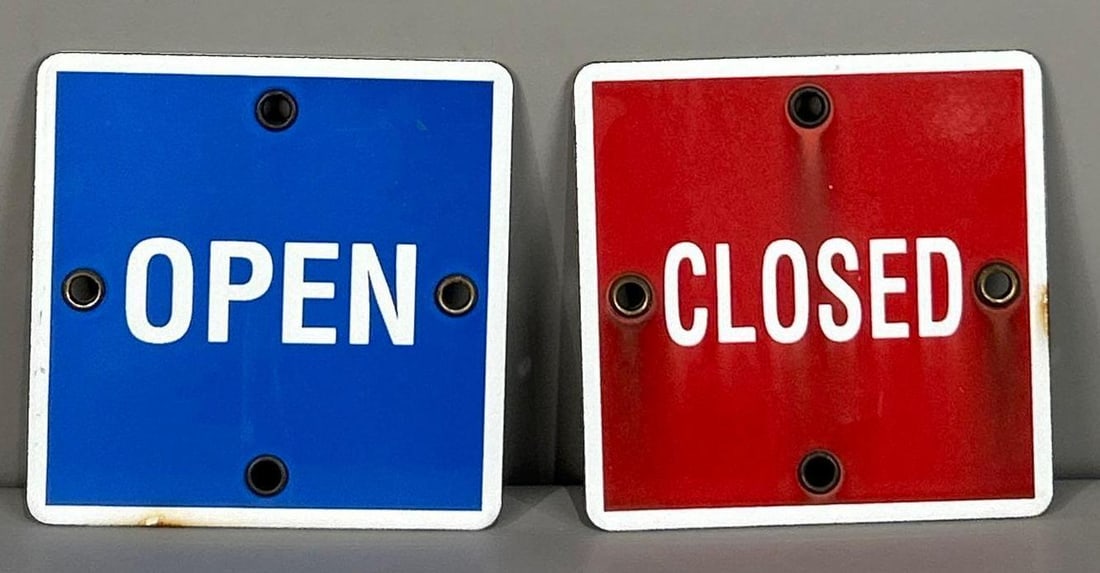 Pair Of Open and Closed Porcelain Signs: Rated 9.5, 9.0. 4.5" x 4.5". These SSP have good color and gloss. The closed sign has notable staining. Rarity 2. TAC #061966, 061965.