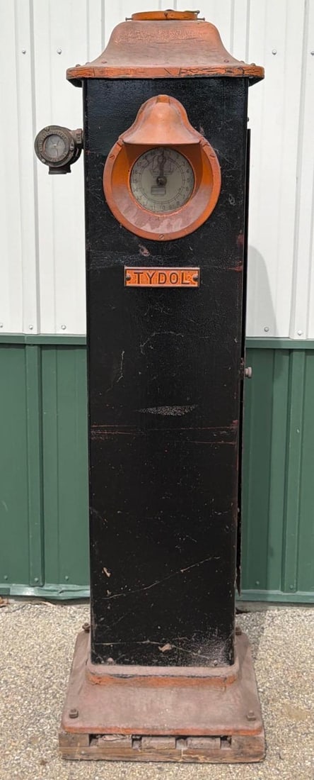 Erie Model #451-P "Trade Commander" Clockface Gas Pump: the gas pump is an old repaint, paint is crazed, is a dually product, has two spinner gauge, has 2-cast metal Tydol name plates, has brass name tag.