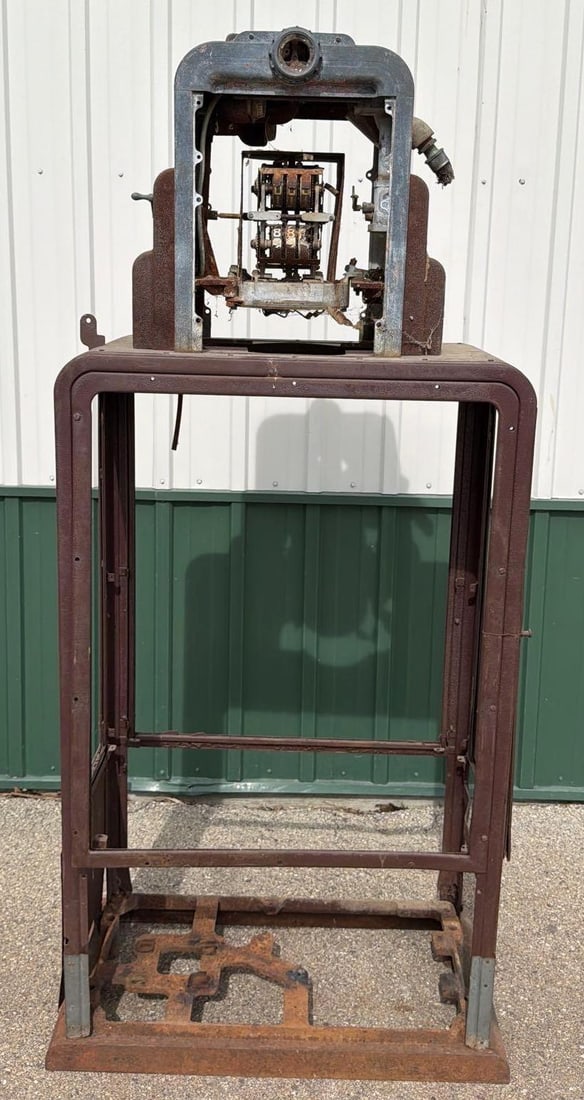 Wayne Model #50 Computing Showcase Gas Pump: the gas pump is as found condition, is a parts pump, we have the head that is pretty completer, body is loss from the base, has heavy rust and metal loss, sold as is.