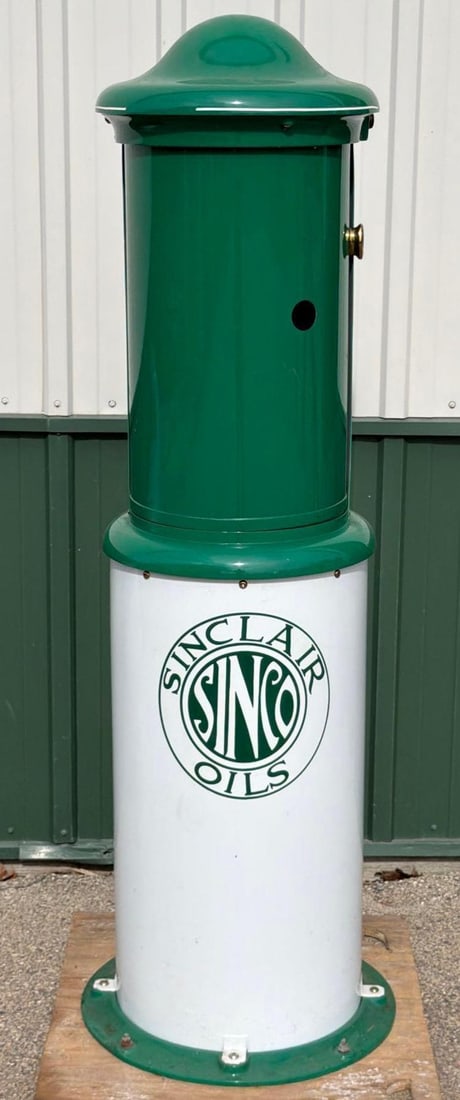 Bowser Model #235 Oil Dispenser (restored): the oiler has been professionally restored, the cover is locked and I can not see the insides.