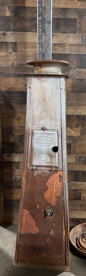 Hayes Fifteen Gallon Visible Gas Pump: in as found condition, has it's pump and access doors, comes with etched fifteen gallon glass cylinder, has cap and top. See photos.