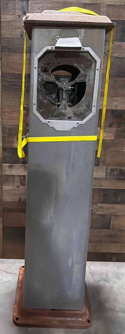 Wayne Model #861 Clock Face Gas Pump (1 of 7)