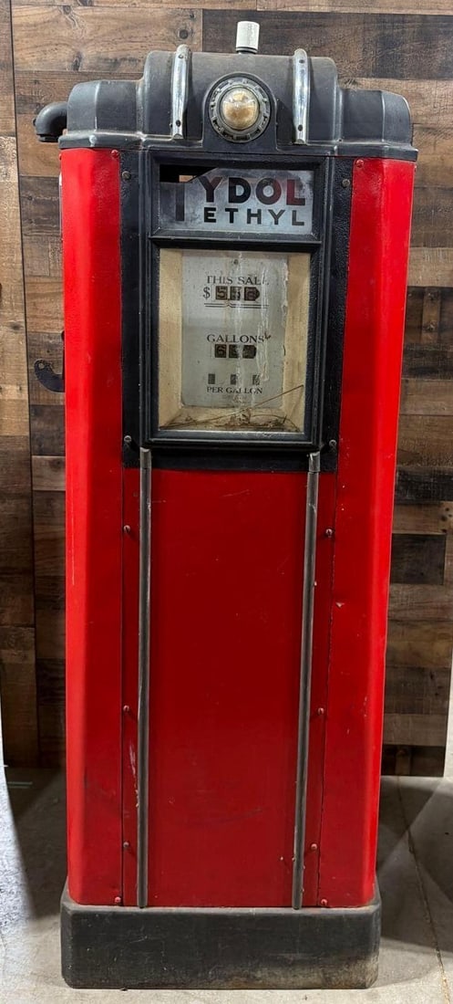 Wayne Model #60T Computing Gas Pump: the gas pump is a old repaint, has minor rust pitting, both ad glass are broken, spinner gauge on one side is cracked, minor dings, has it's pump.