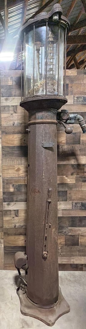 National Model 70/71 Ten Gallon Visible Gas Pump,: the gas pump is in as found original condition, has overall rust and some pitting, has rust hole is the lower skins, has a broken cylinder.