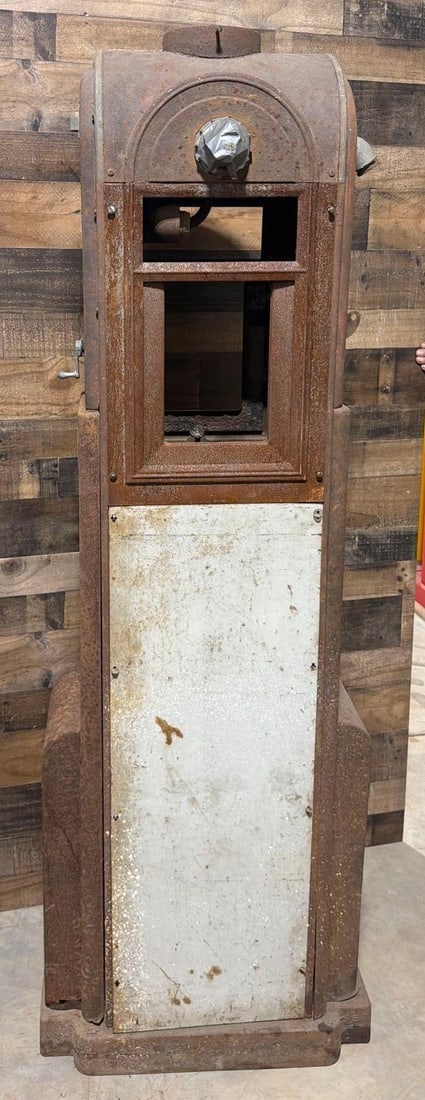 Wayne Model #60 Narrow Computing Gas Pump: in as found condition, is missing most of it's inside and one lower skin.