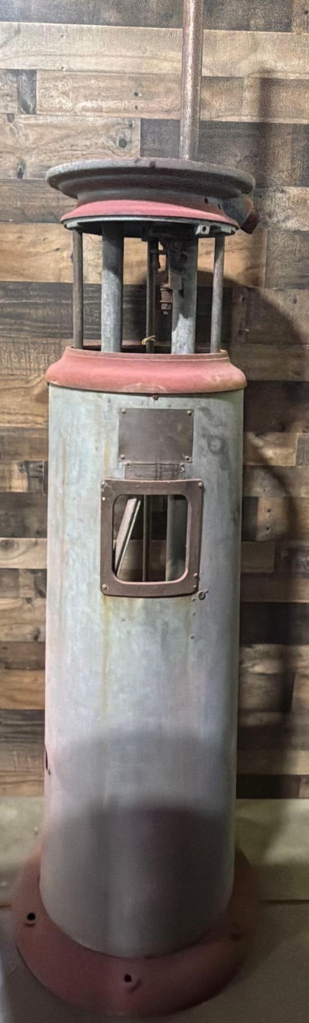 Keesee Model #106 Ten Gallon Visible Gas Pump,: Comes with clear glass cylinder, and extra parts see photos, missing on skin, bonnet is missing. See photos.