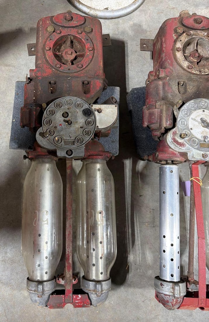 Satam Gas Pump w/Twin Cylinders: both glass cylinders are in good condition.