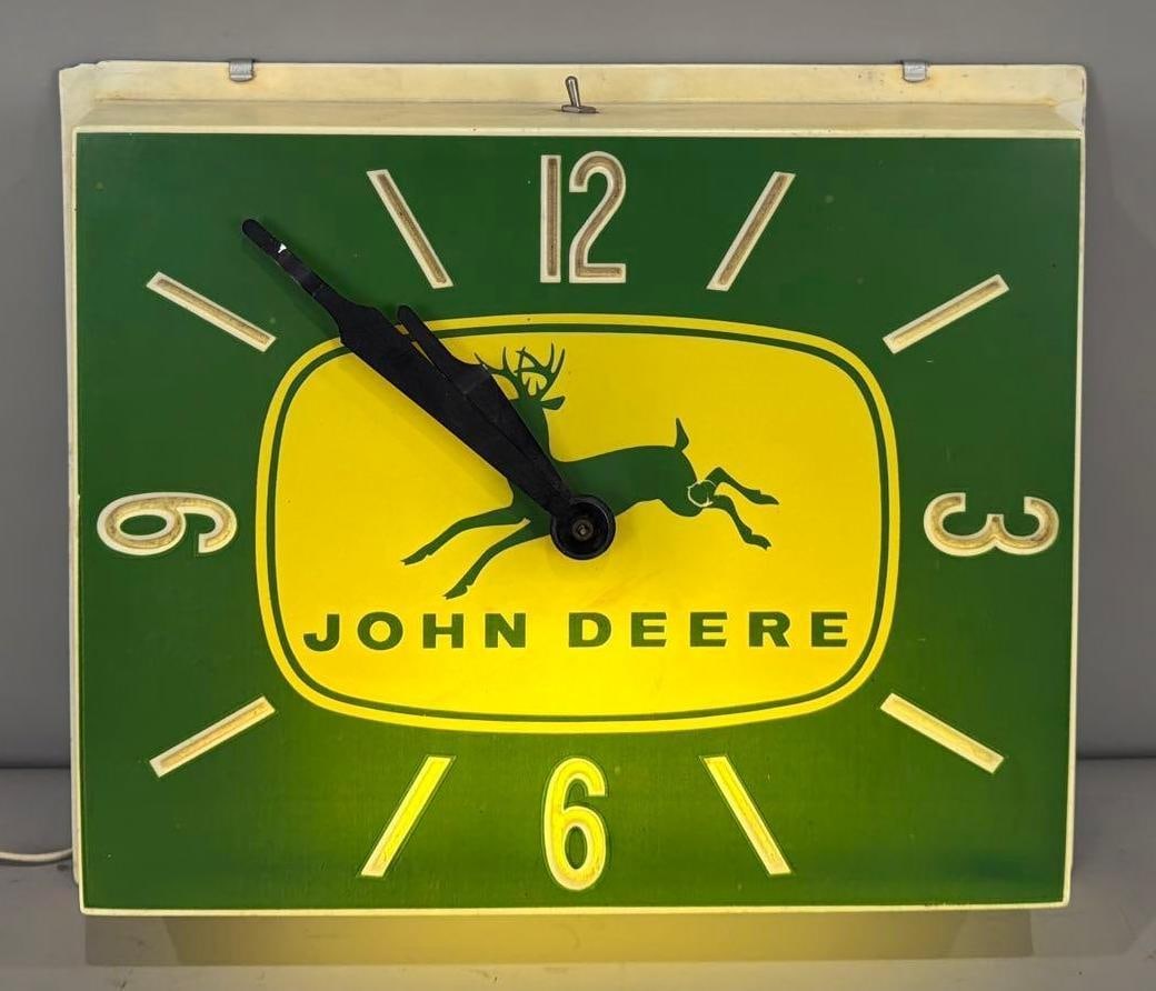 John Deere w/4-Leg Logo Molded Plastic Lighted Clock (1 of 9)