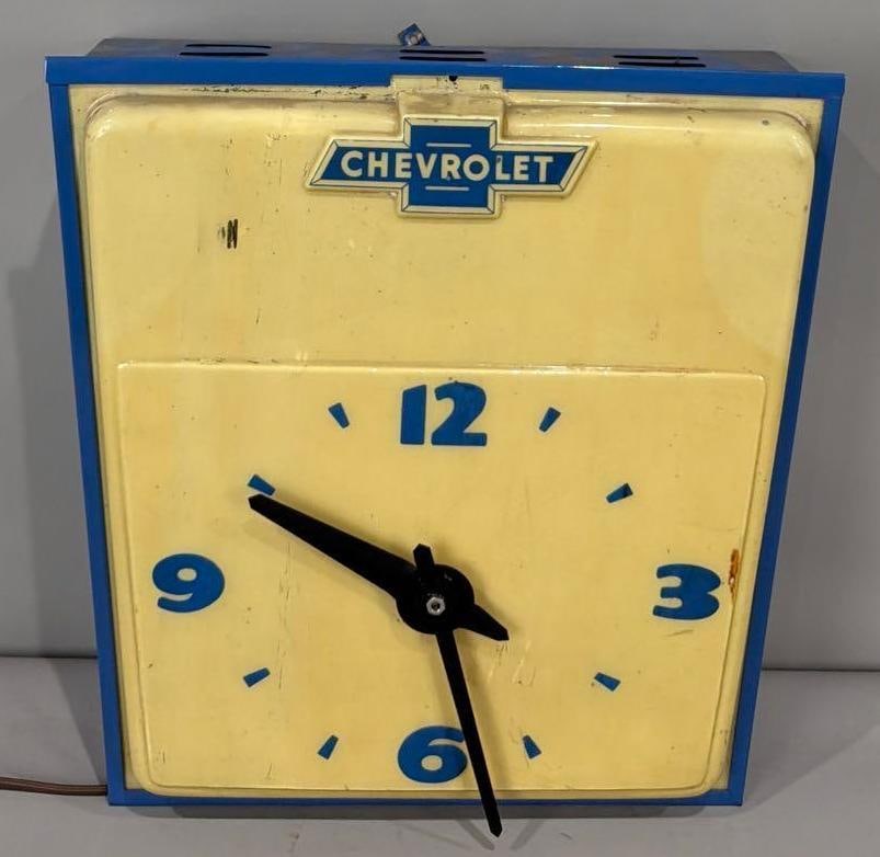 Chevrolet w/Bowtie Plastic Lighted Clock (1 of 4)