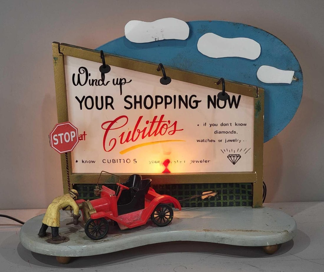 Wind up Your Shopping Now Cubitto's Lighted Display (1 of 4)