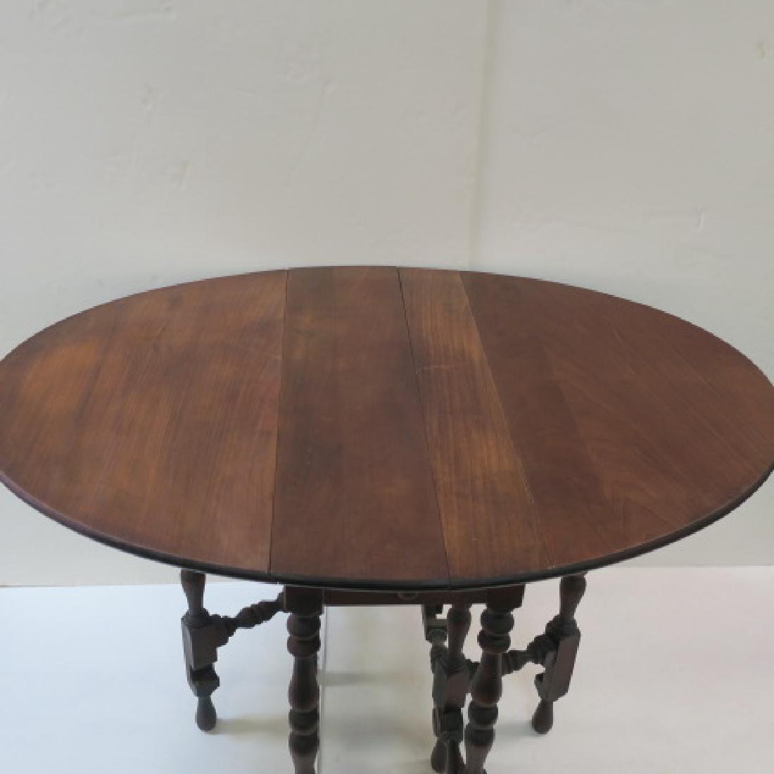 William & Mary Walnut Gate leg Table with Eight Legs: (1 of 4)