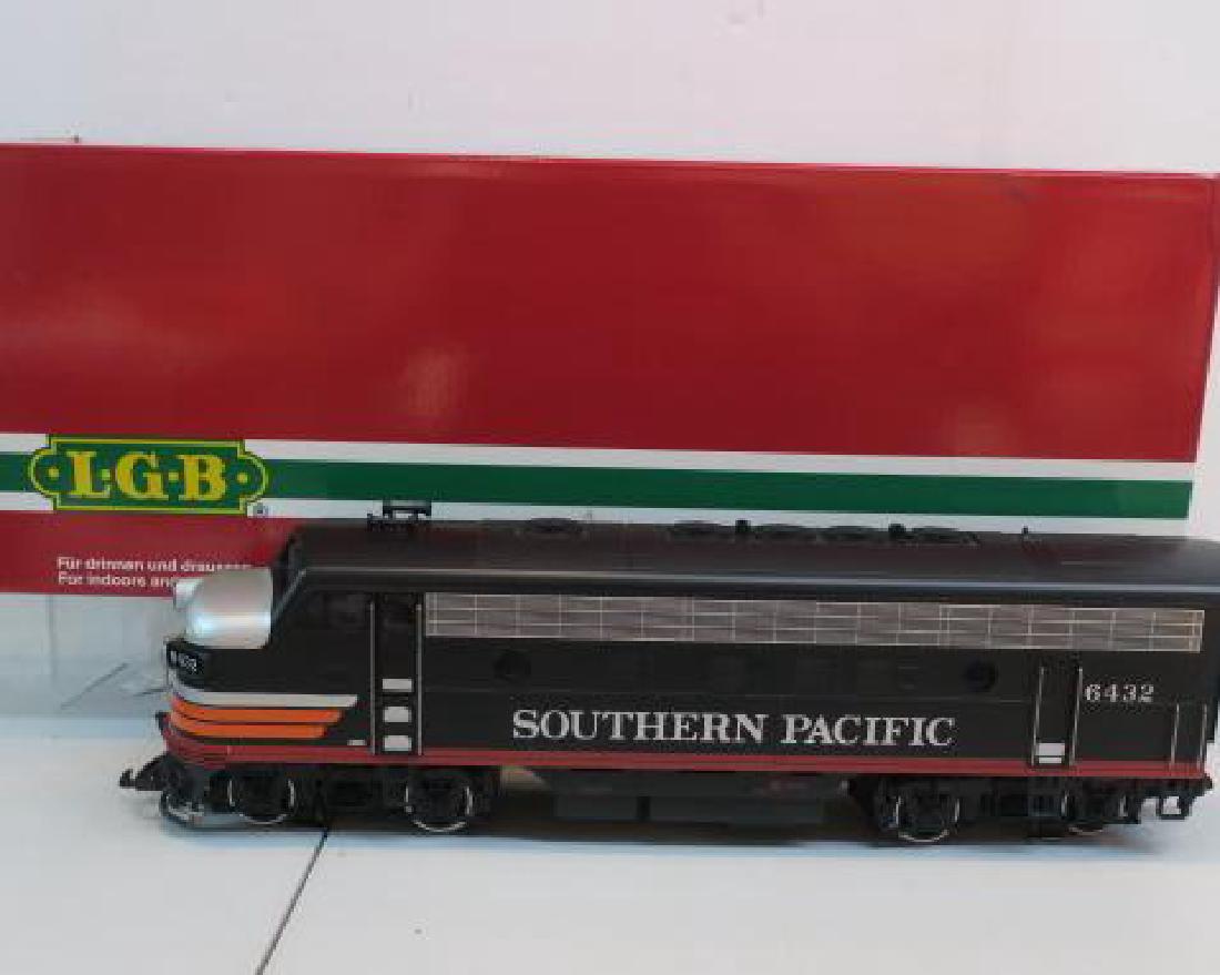 LGB 24570 SOUTHERN PACIFIC F7A DIESEL LOCOMOTIVE:: LGB 24570 SOUTHERN PACIFIC F7A DIESEL LOCOMOTIVE: G-Scale Model on F7A Diesel Locomotive with Southern Pacific BLACK WIDOW Colors. General Electric Built 2400 F7's. Classic Bulldog Nose, Bench Tested