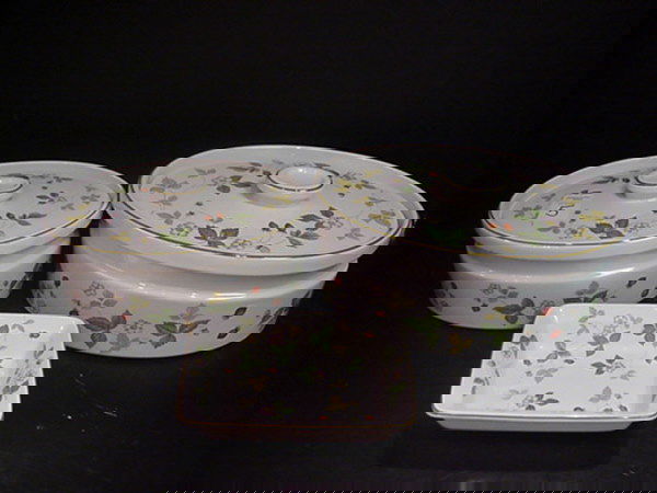 Wedgwood Wild Strawberry Casseroles & Dish: Wedgwood Wild Strawberry Casseroles & Dish: Oven to Table Includes 10 1/2"D. and 9"D. Covered Casseroles and 4 3/4"x 6 1/2" Dish.