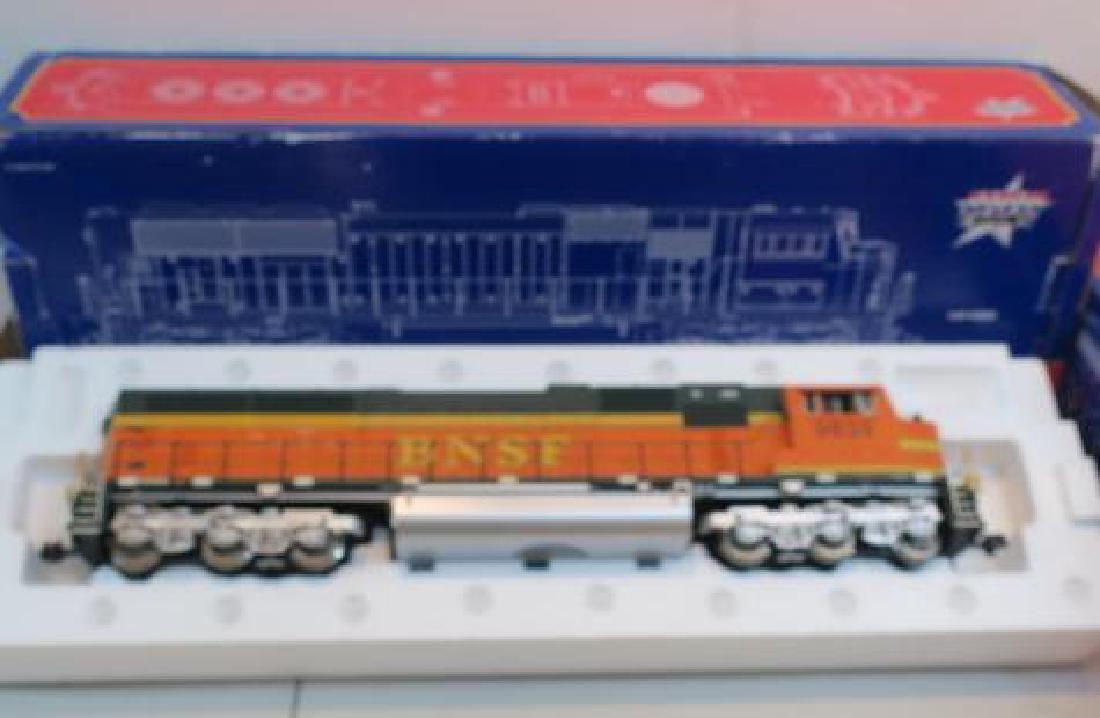 USA TRAINS, R22605, BNST SD 70 MAC DIESEL with Sound:: USA TRAINS, R22605, BNST SD 70 MAC DIESEL with Sound: G Scale Locomotive in Green and Orange Colors of the Burlington, Northern and Santa Fe Railroad. Fan Driven Diesel Exhaust Bench Tested, Working.