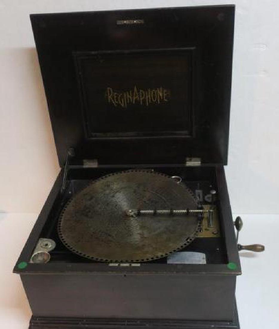 REGINAPHONE 15 1/2" DISK PLAYER, CA 1899:: REGINAPHONE 15 1/2" DISK PLAYER, CA 1899: SN 2516045, Accompanied by Eighteen 15 1/2" Period Disks of Songs and Marches. 13" x 20" x 16' (2000-4000)