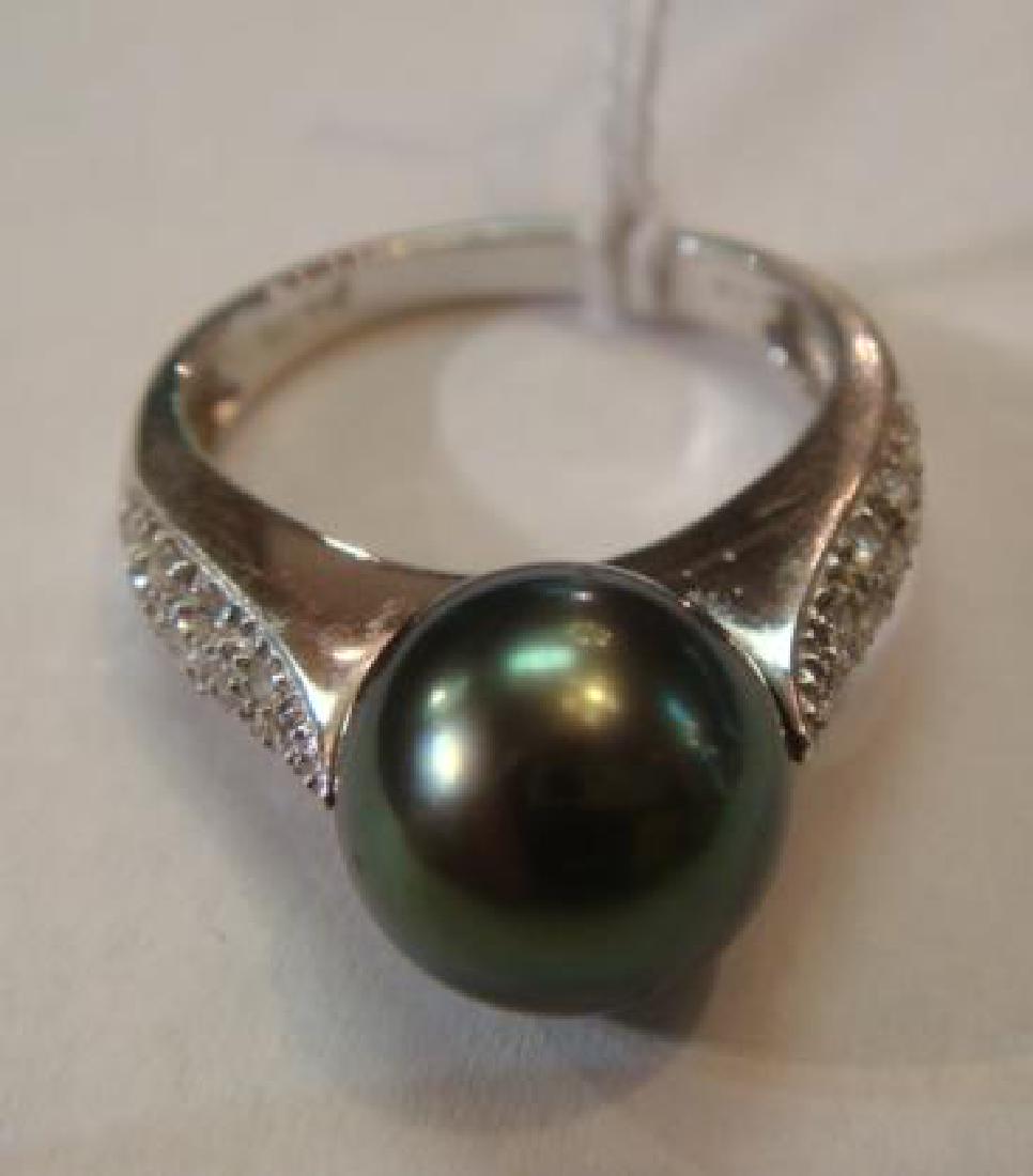 18 Kt White Gold and Black Pearl Ring: (1 of 3)
