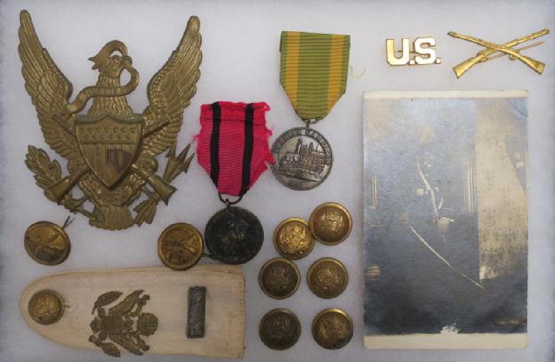 US MILITARY MEDALS and Buttons 1865-1900:: US MILITARY MEDALS and Buttons 1865-1900: Indian Wars and Spanish Campaign Medals, US and Infantry Pin Back Insignia, US Army Hat Brass, Infantry collar Pips, Six dress buttons, Infantry Pips Lieutena