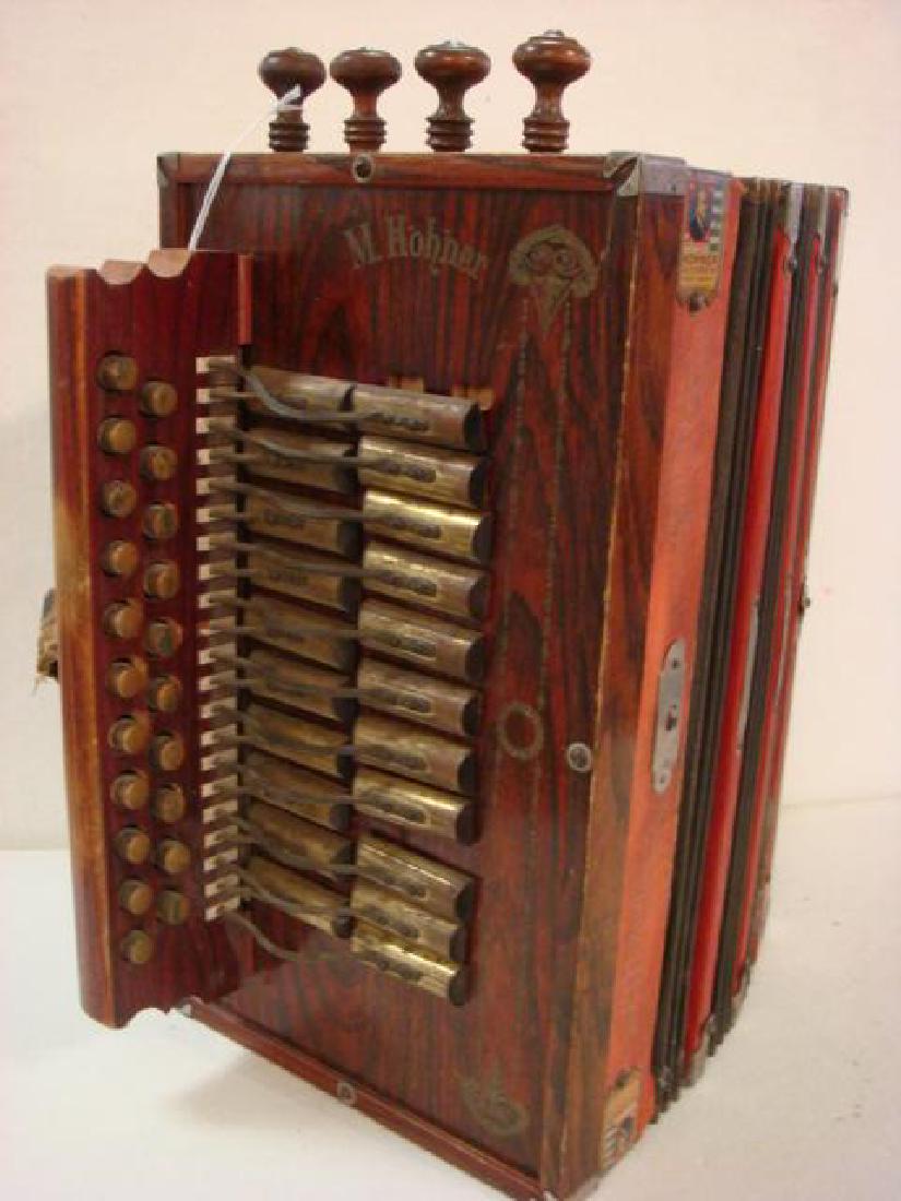 Antique HOHNER Gold Metal St Louis 1904 Accordion:: Antique HOHNER Gold Metal St Louis 1904 Accordion: Marked on Body Steel Bronze Reeds, Gold Medal St. Louis 1904-Highest Award. All Corners with Metal Manufacturer Tag with Portrait. Some Age Wear. (20