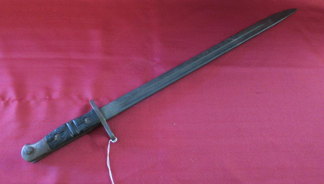 REMINGTON BAYONET MODEL 1917: REMINGTON BAYONET MODEL 1917 Marked 1918 as year of Manufacture not Model. Long 17" Blade with Deep Fuller. Barrel Ring on Hilt, Wooden Grips, Steel Eagle Head Pommel with Push Release. Good Condition