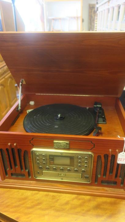 SOSL Westport Turntable/CD Player:: SOSL WESTPORT Combination Entertainment Center: Vintage Look, Front Speakers. Oak Case. With AM/FM Radio, CD Player, Cassette Tape Player and Turntable. (150-300)