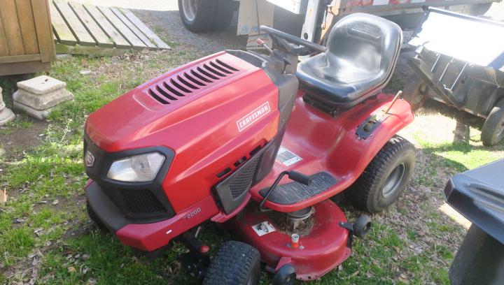 JOHN DEERE LAWN TRACTOR with MOWER:: VRAFTSMAN 2200 LAWN TRACTOR with MOWER Attachment: (1000-2000)