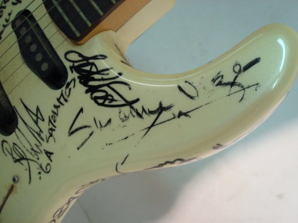 ROBIN Handmade Electric Guitar Signed by 37 Artis - 10