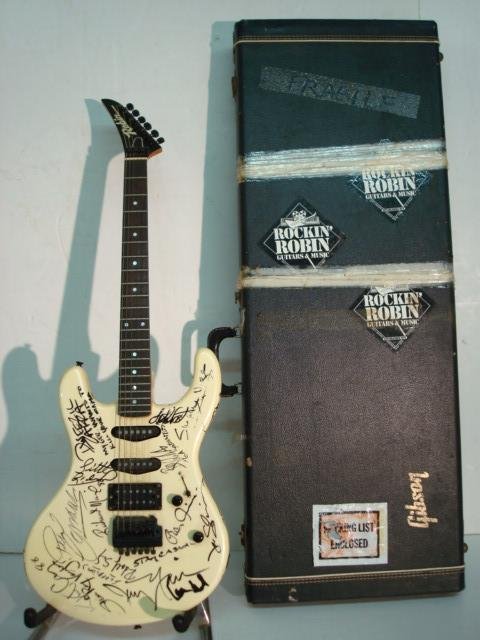 ROBIN Handmade Electric Guitar Signed by 37 Artis