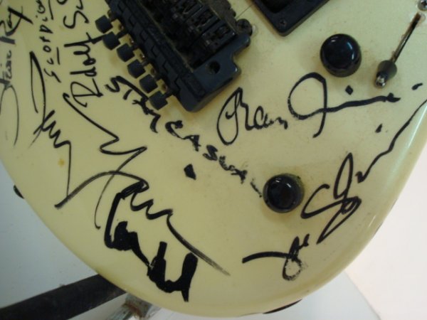 ROBIN Handmade Electric Guitar Signed by 37 Artis - 3