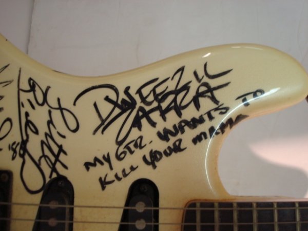 ROBIN Handmade Electric Guitar Signed by 37 Artis - 4