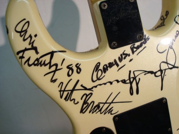 ROBIN Handmade Electric Guitar Signed by 37 Artis - 8