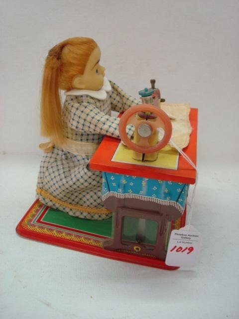 DOLLY DRESSMAKER Tin Litho Toy Sewing Machine - 3