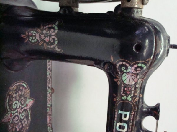 PORER Antique Hand Cranked Sewing Machine - 3