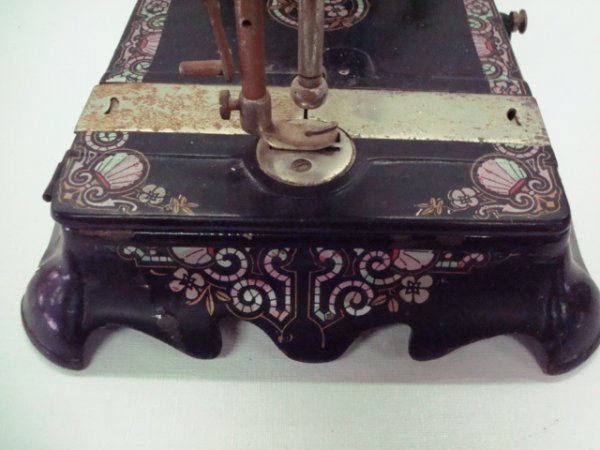 PORER Antique Hand Cranked Sewing Machine - 4