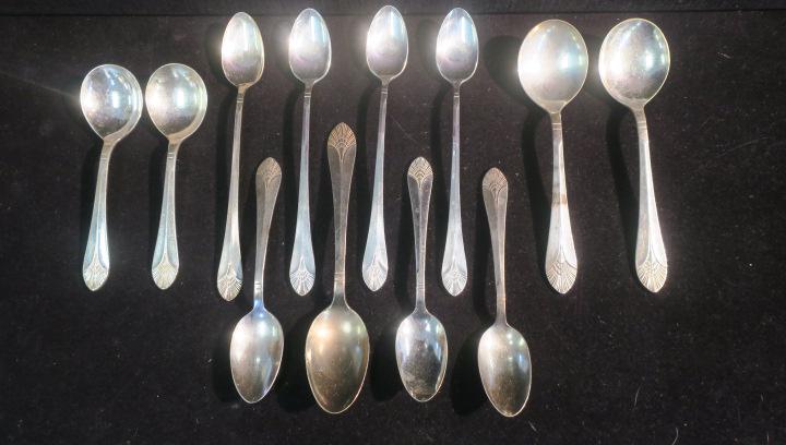 MANHATTAN PATTERN Spoons of ss UNITED STATES, 12 pcs.:: MANHATTAN PATTERN Spoons of ss UNITED STATES, 12 pcs.: By International Silver. Four Ice Tea Spoons, Three Tea Spoons, 2 Cream Soups and Bullion Spoons. One Table Spoon. Marked US LINES 52 or UNITED S