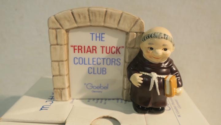 GOEBEL, FRIAR TUCK COLLECTORS CLUB SIGNBOARD:: GOEBEL, FRIAR TUCK COLLECTORS CLUB SIGNBOARD: Reklamesch, 14 CM/ 5 1/2", 01-187-88-9. Like New Condition in Original Box. Goebel Germany Mark, (50-100)