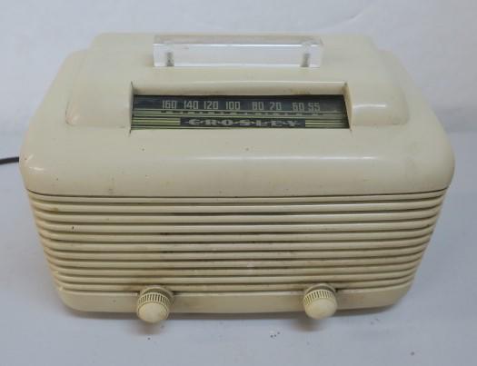Classic Vintage CROSLEY Bakelite AM Tube Radio:: Classic Vintage CROSLEY Bakelite AM Tube Radio: #56 TU. Off White Bakelite Case with Wrap Around Grill. Acrylic Top Handle. No Cracks. Working condition. (60-120)